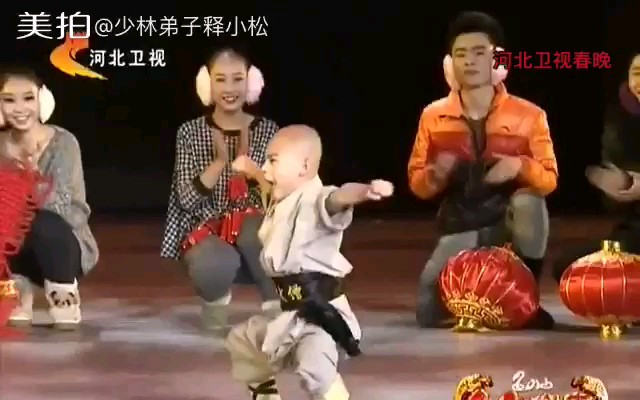 [图]少林弟子释小松童子功+双节棍表演，奶音好可爱，铁头开路，童子拜佛完美到极致