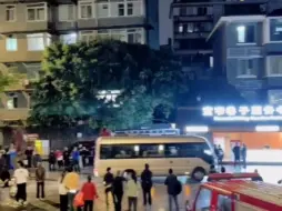 Video herunterladen: 这是在成都的网友拍摄的，她们半夜去逛宽窄巷子碰到一群参观的外国人，现场有很多民众围观，她们还跟了一路听讲解#中国# #宽窄巷子#