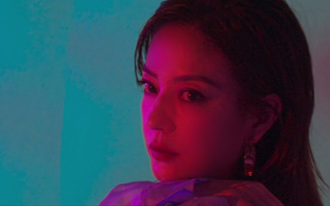 赵薇:女性玲珑有致的线条与不露声色的高级脸—趙薇倾情演绎fendi广告