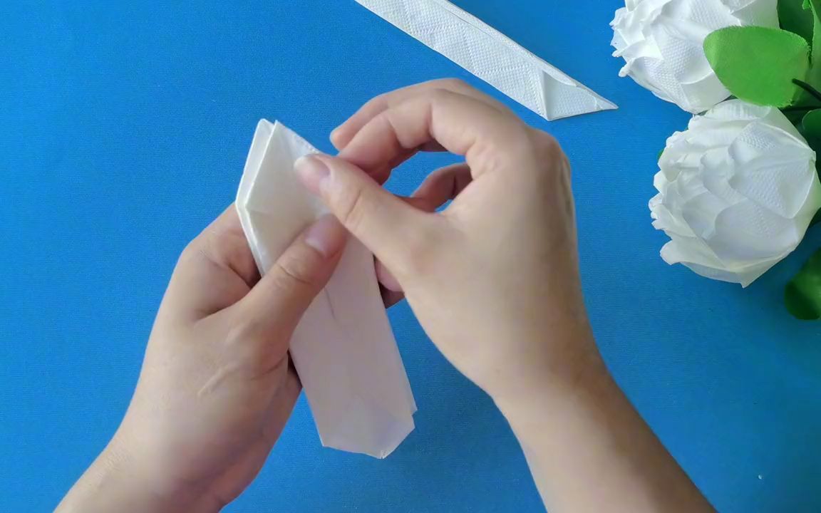 巧手女子随手拿了张抽纸,折折叠叠,秒变美丽花朵!网友:佩服!