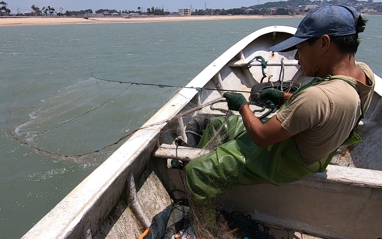 台风来临前夕阿雄出海放渔网,看着网里的收获,阿雄显得很是焦虑