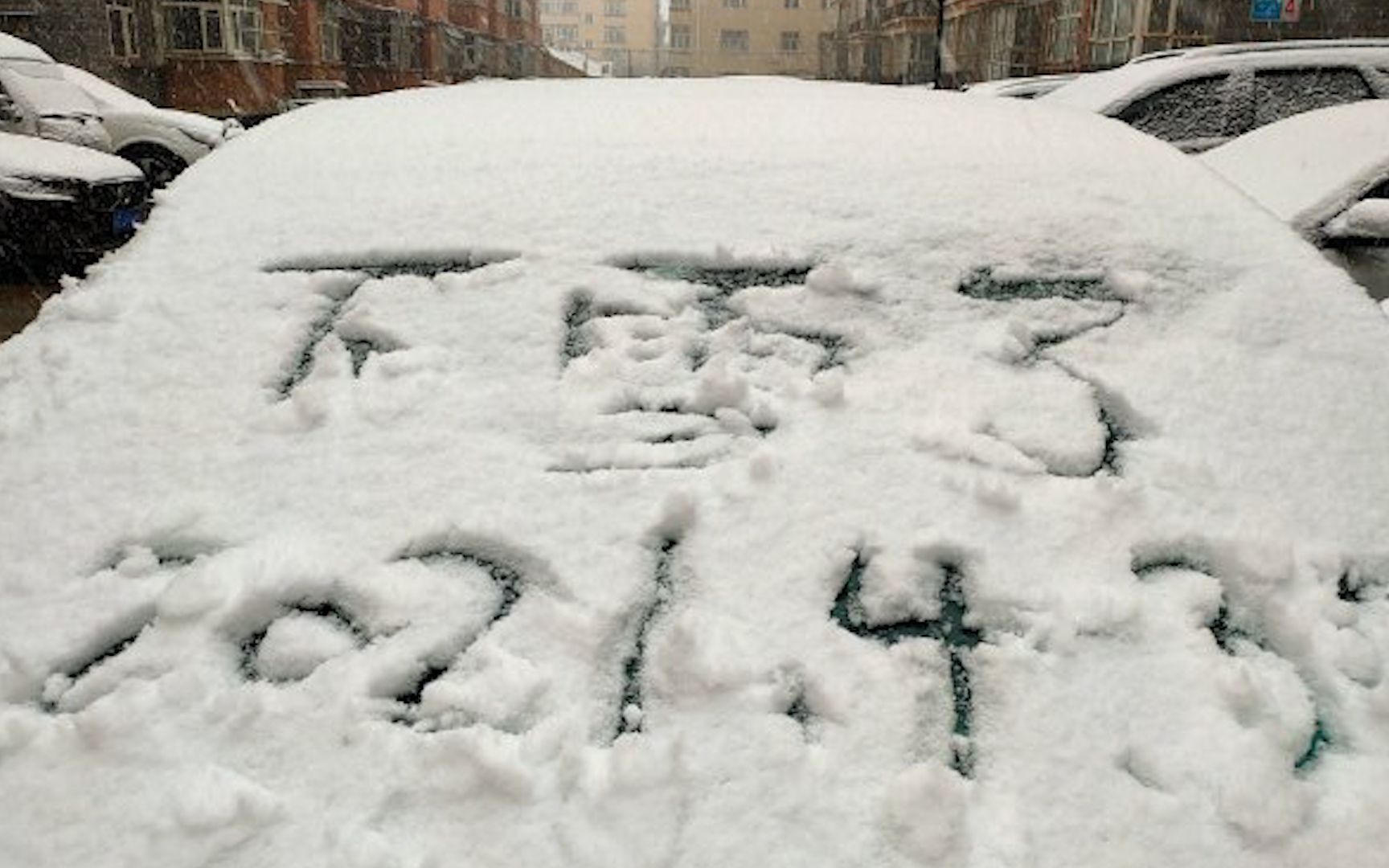 [图]4月最后一天，雪花飘飞 北京、河北多地降雪 地面出现明显积雪