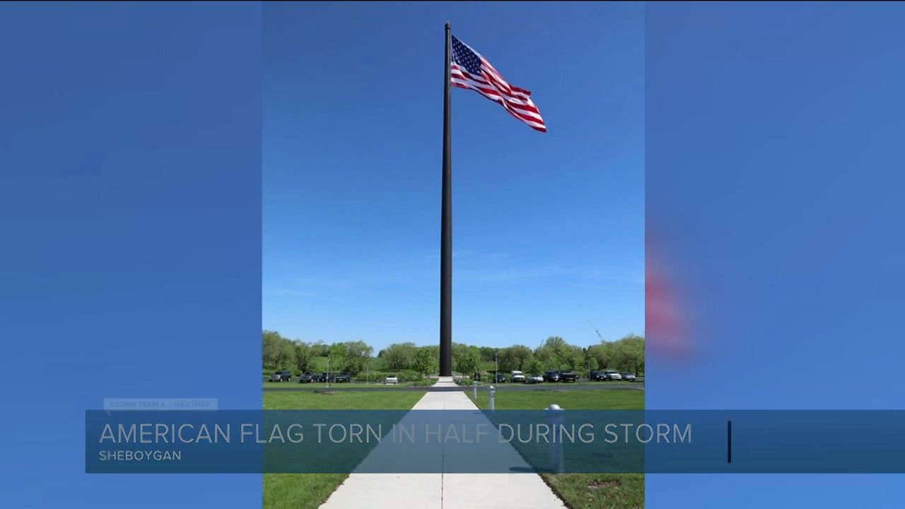 美国最大国旗被雷劈成两半