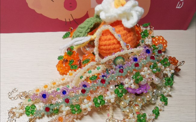 一堆串珠橘子和手链的练习