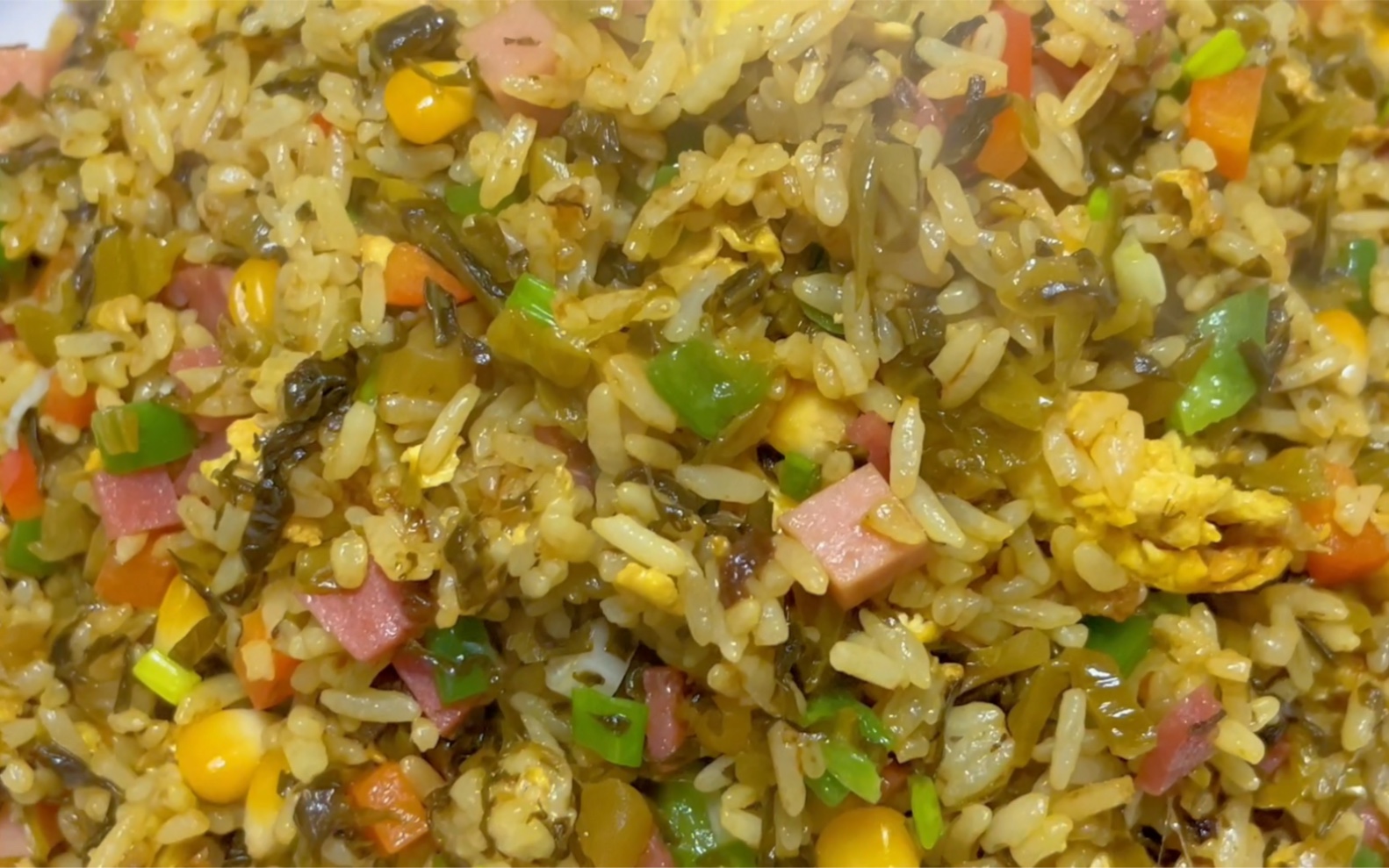 一盘香喷喷的酸菜蛋炒饭