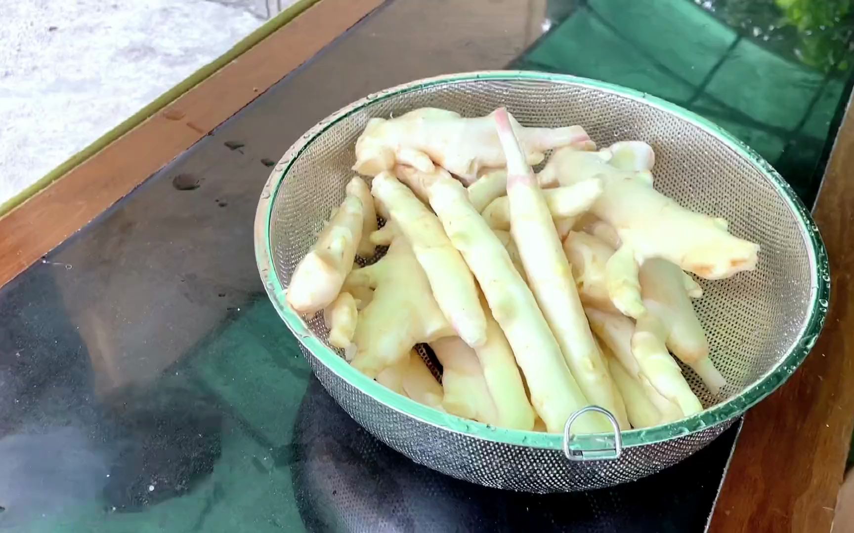 夏季吃姜好处多弯弯用两种方法腌制仔姜操作简单既好吃又爽口