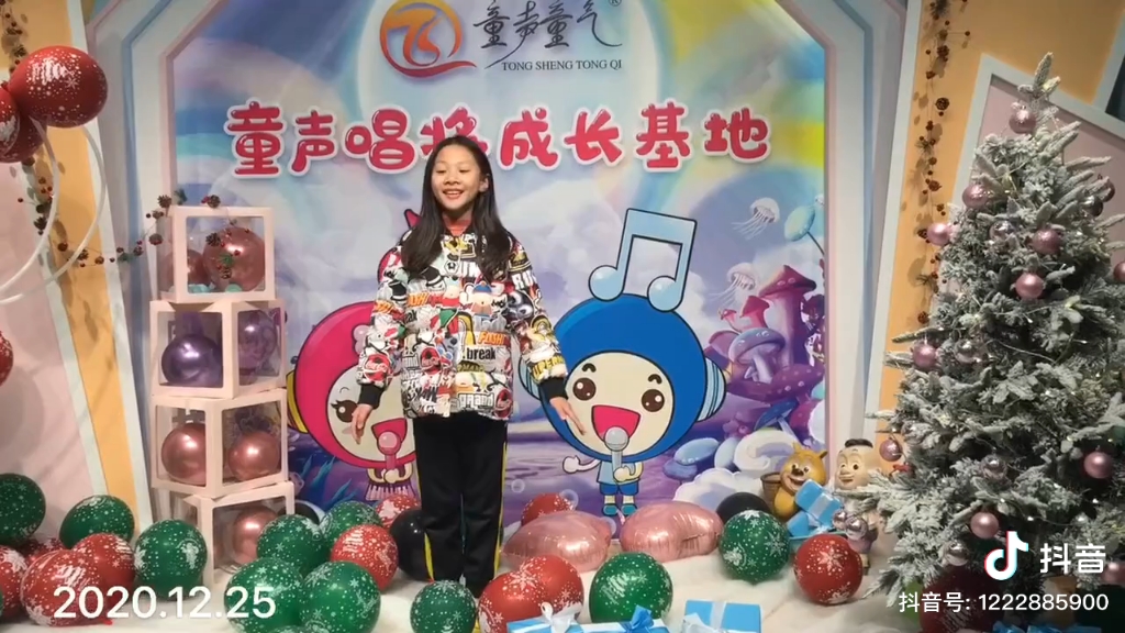 [图]小学生演唱一首《月亮河边的孩子》