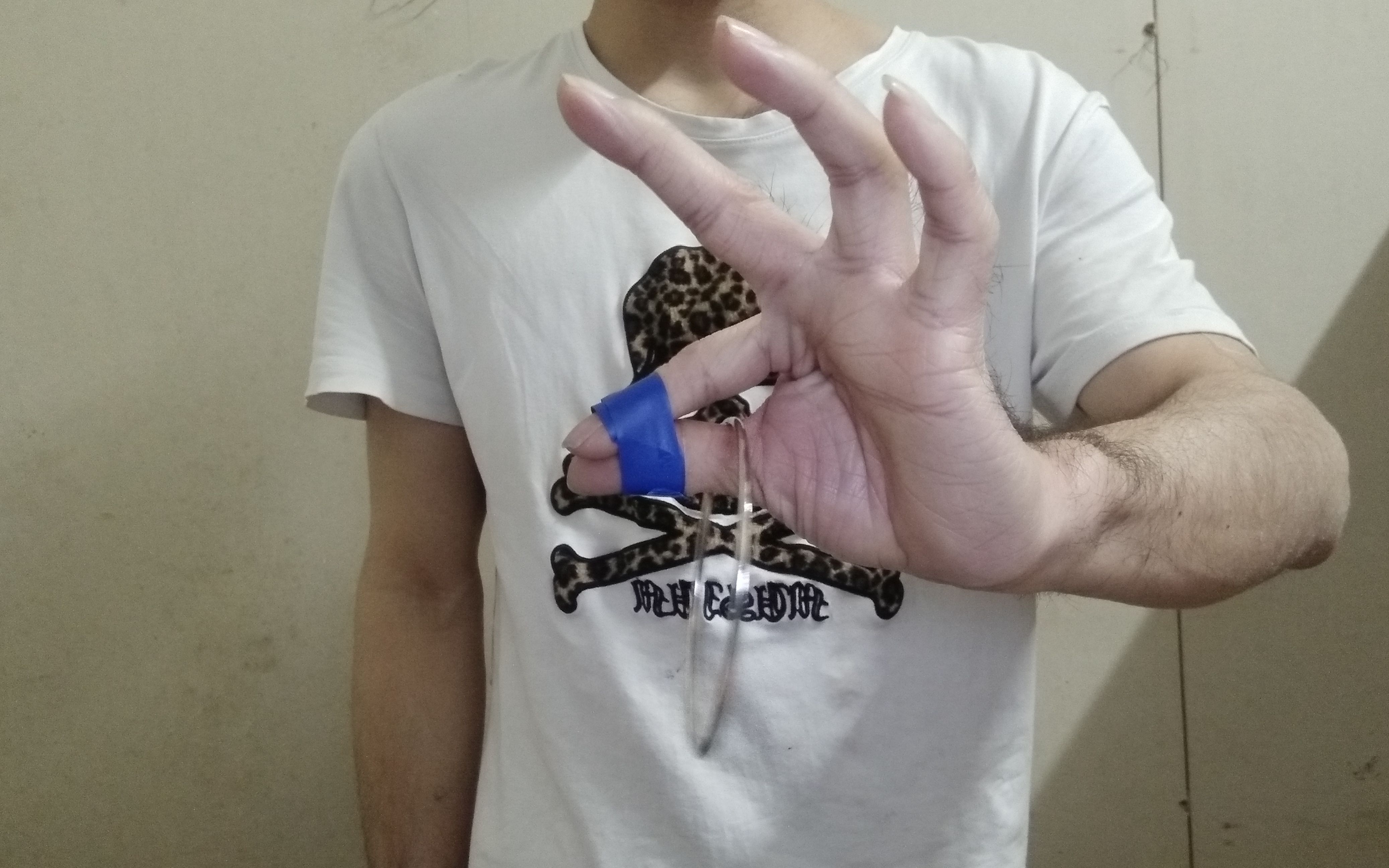 刘谦表演经典铁环瞬间穿越手指魔术,这个太不可思议的!