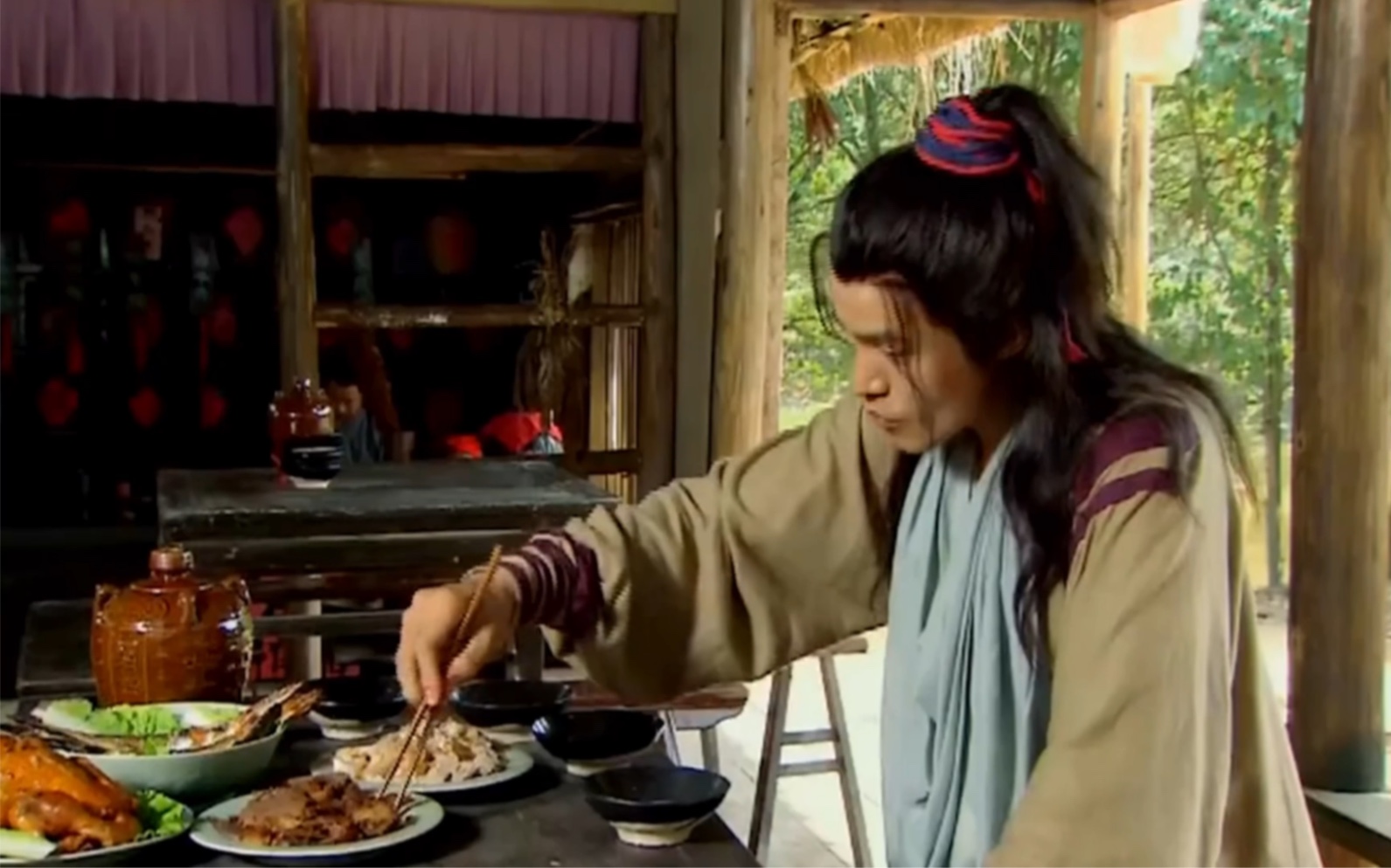 水浒英雄吃饭场面::武松吃黄牛肉配黄焖肥鸡,李逵大口吃羊肉