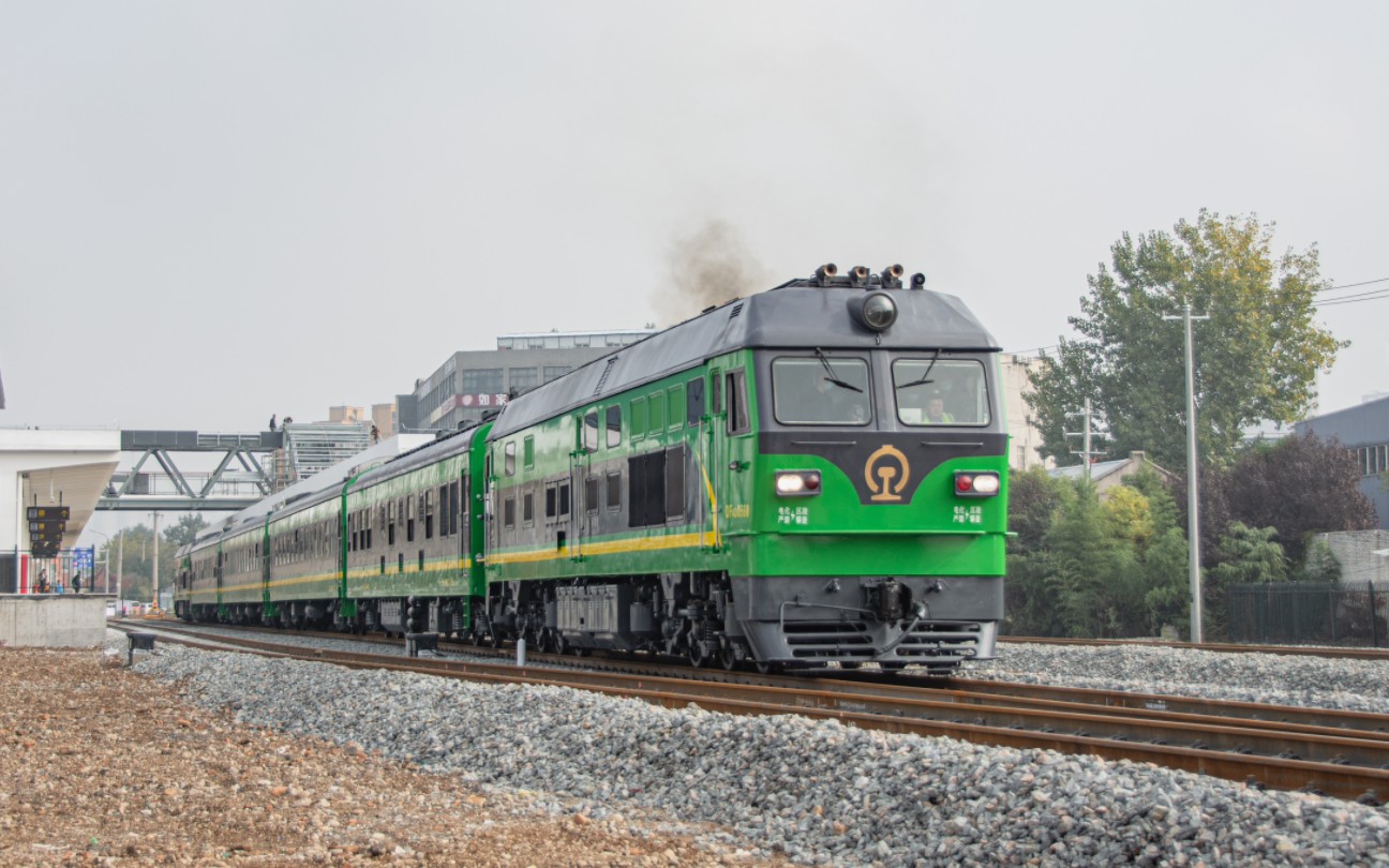 西户铁路df4d动集鸣笛通过通过阿房宫宫南至马王村区间