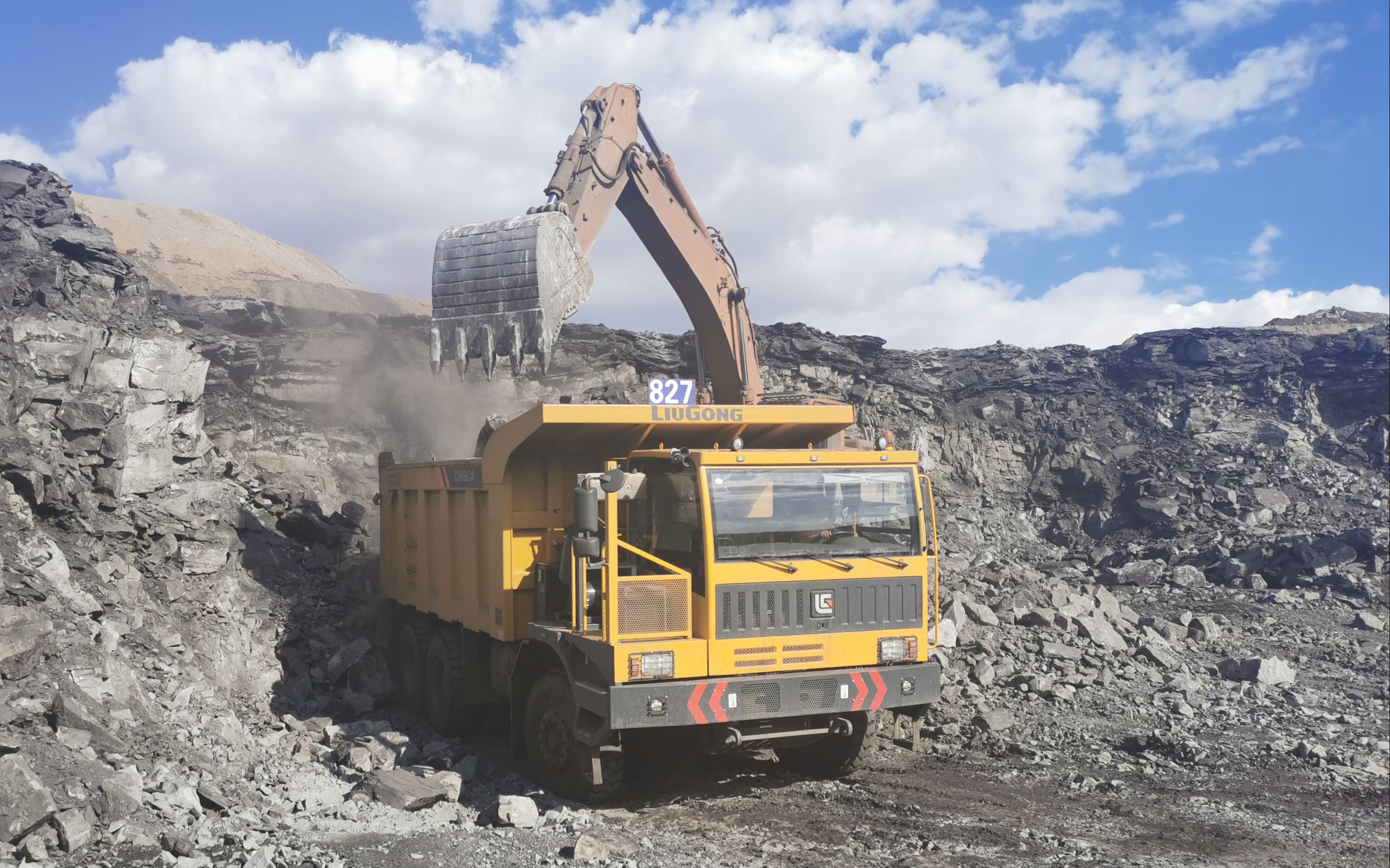 矿山卡车作为汽车界的巨无霸,居然采用电驱动系统?动力够吗