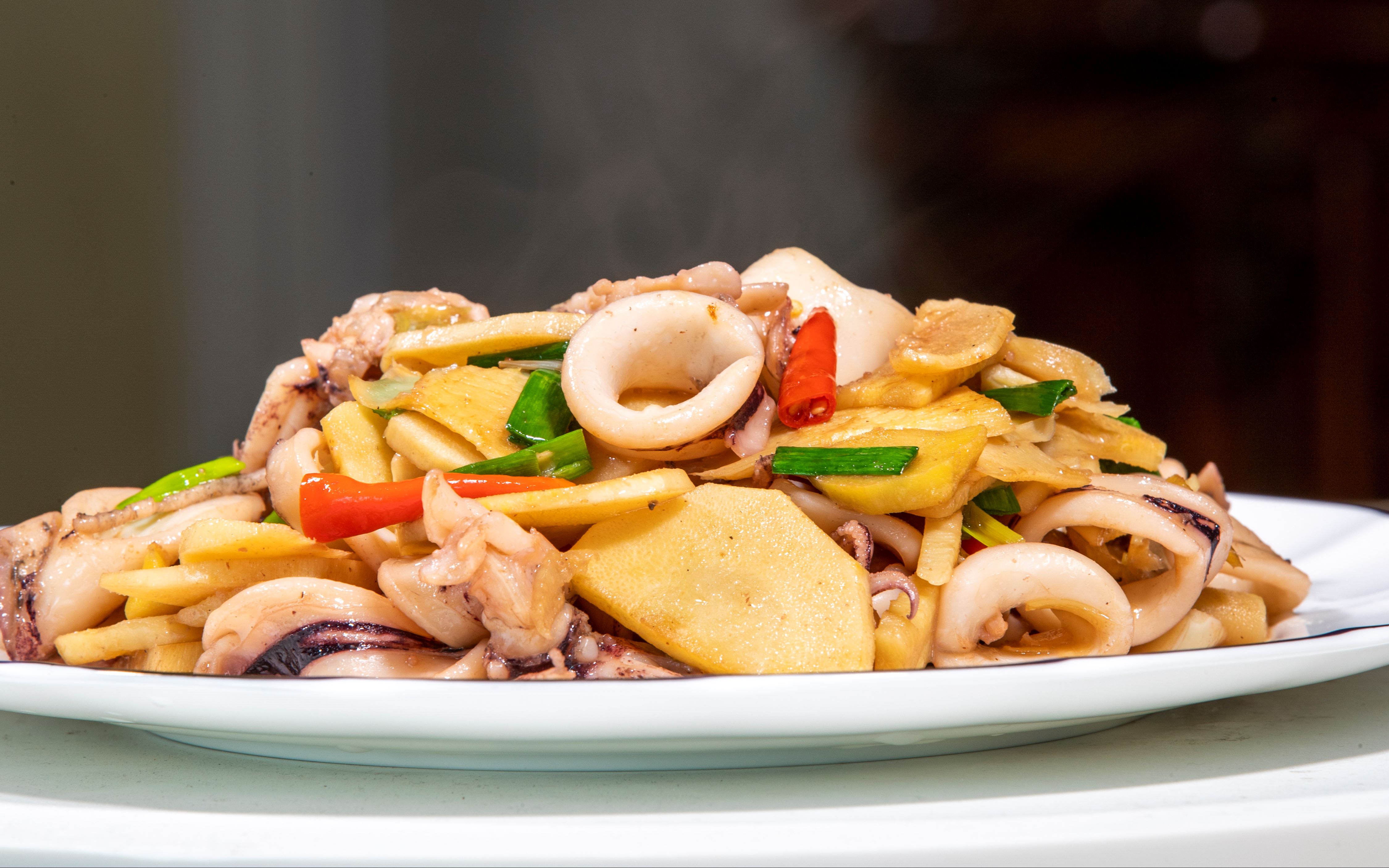 炒鱿鱼简单做法冬笋炒鱿鱼,最普通的家常海鲜,鲜味足很适合下酒