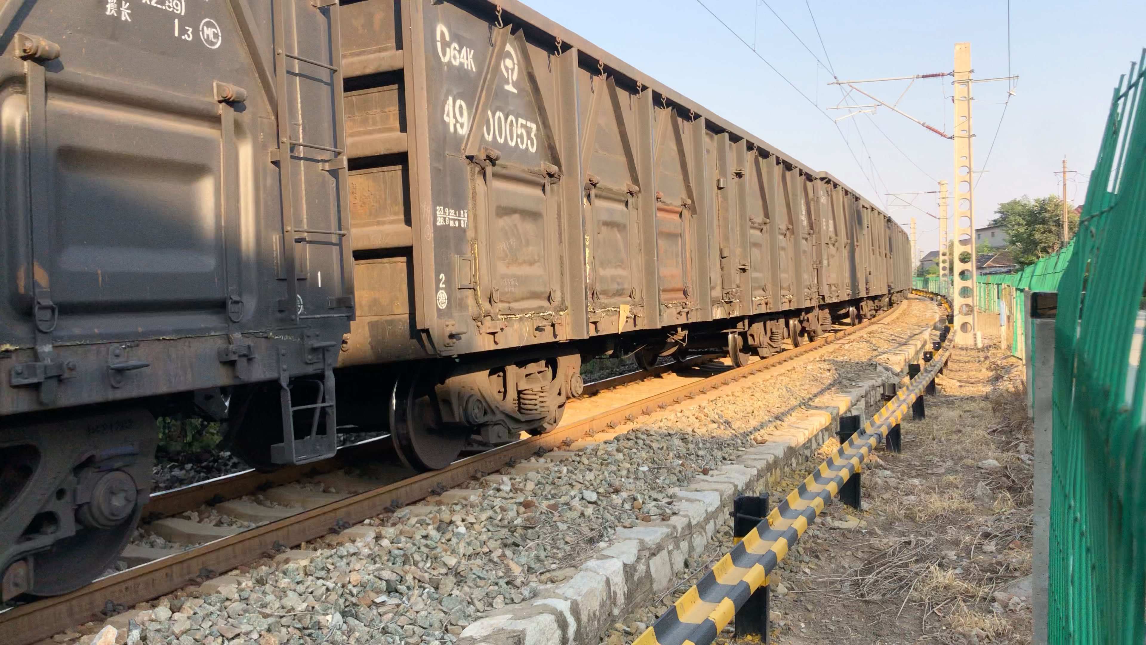 济局西段 df8b 5254 牵引货列通过小协附近