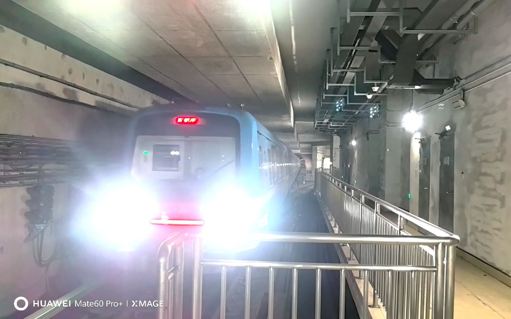 青岛地铁1号线井冈山路站上行列车进站