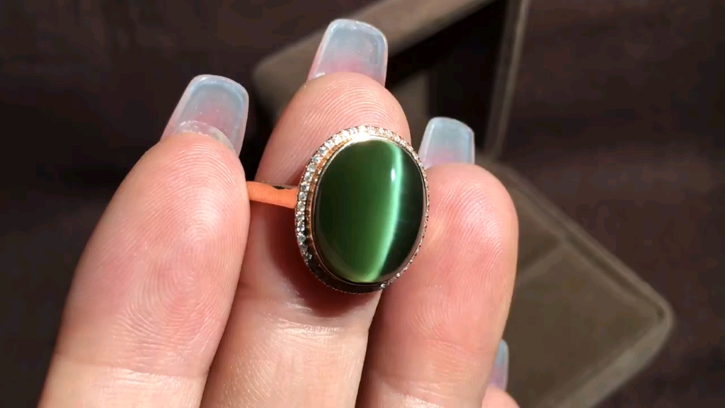 收藏级和田玉碧玉猫眼戒指,一线天黄金猫眼,18k金伴南非钻镶嵌,蛋面