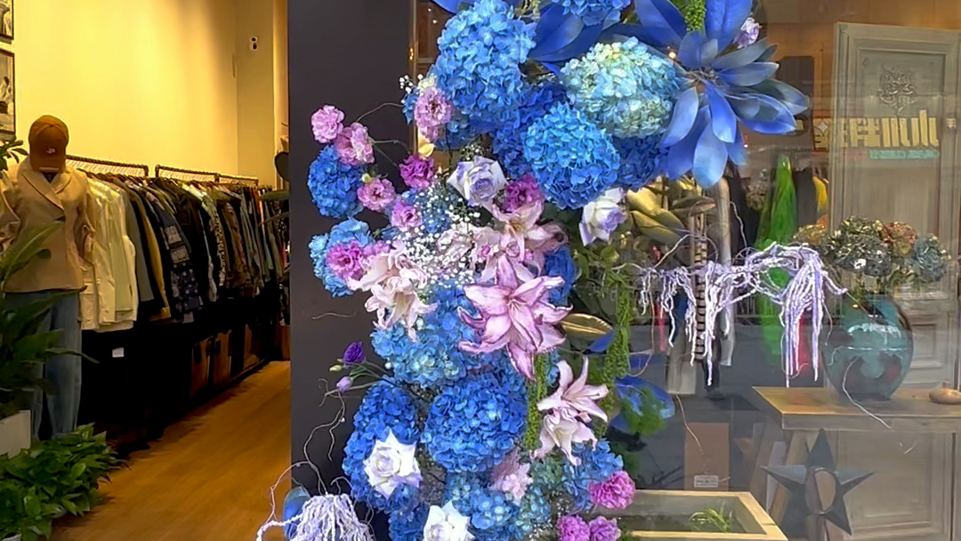 花艺软装设计|武汉花店橱窗设计～蓝紫色系鲜花拱门开业的满满仪式感