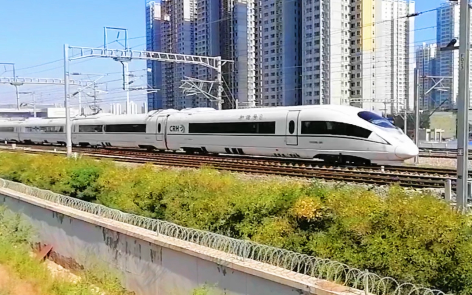 g430兰州西-北京西(crh380bl-5893)通过兰州览胜路机位 10:00