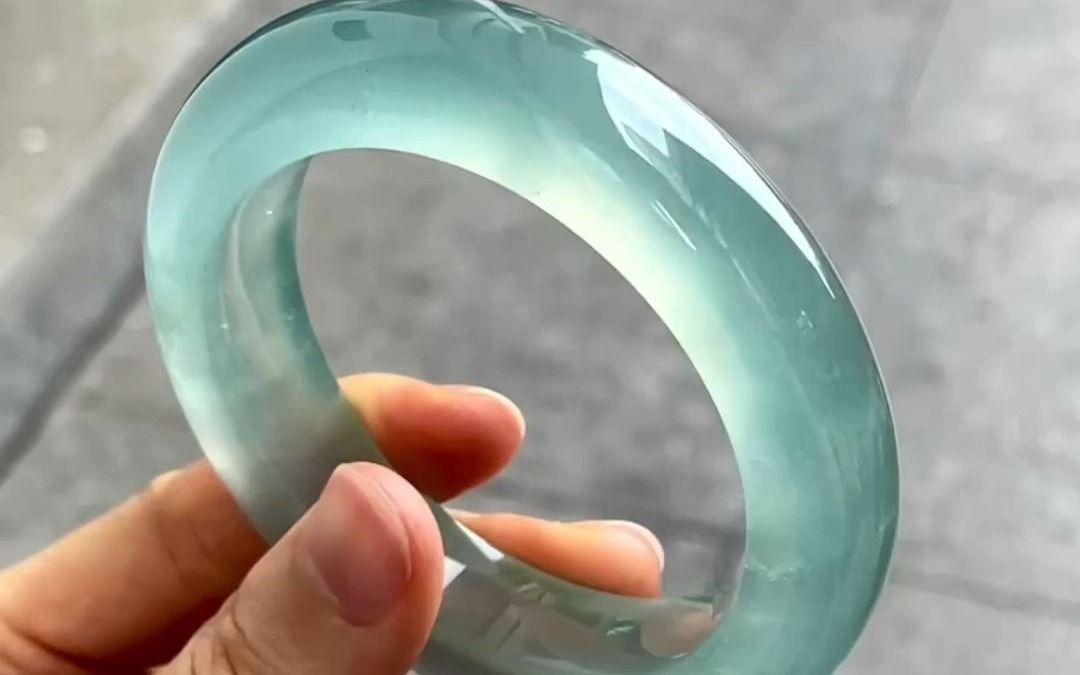 美玉天成|莹光潋滟的晴蓝底翡翠手镯