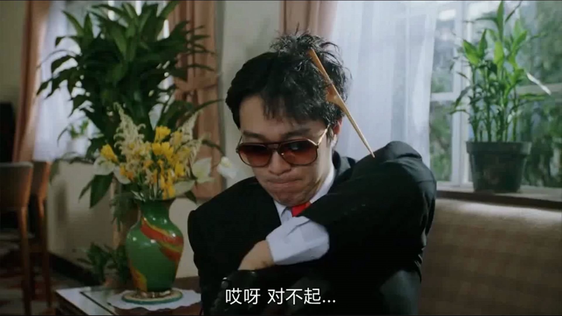 它外表看起来是大哥大其实是一个刮胡刀