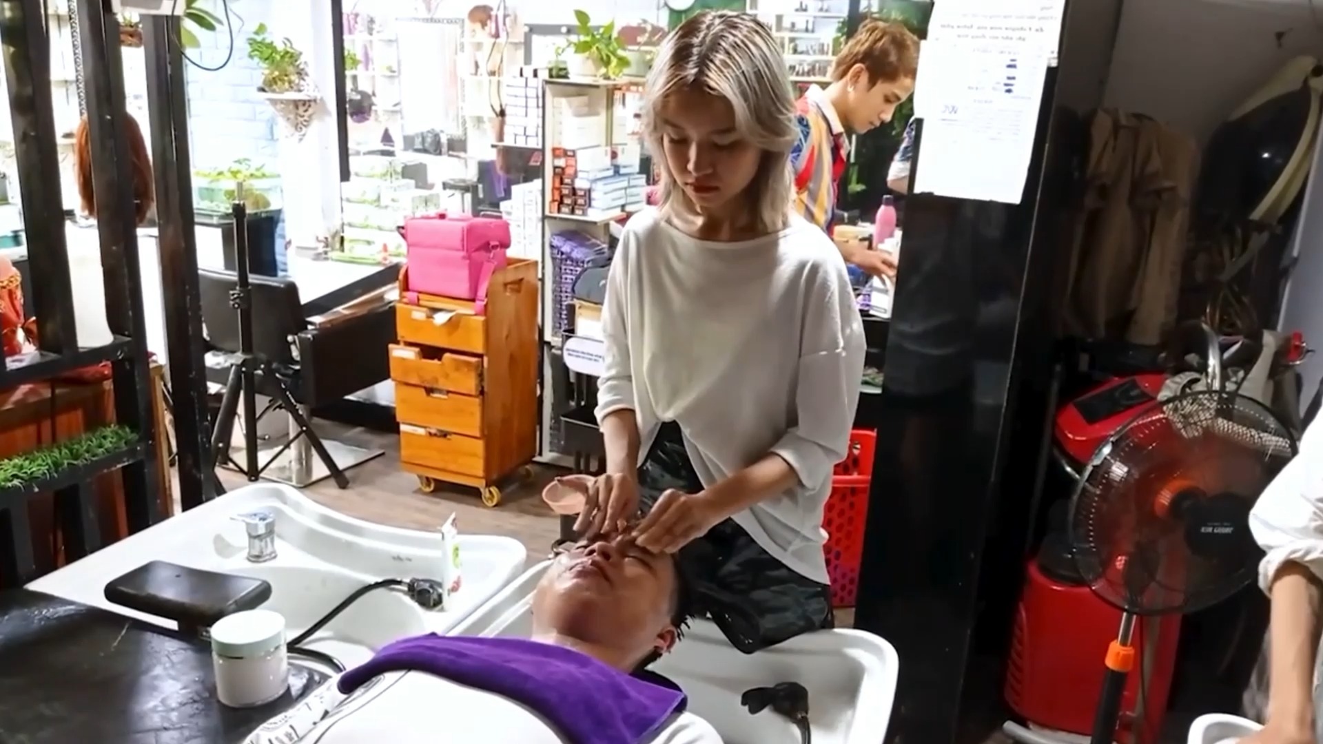 越南当地理发店放松按摩脸部和洗头服务
