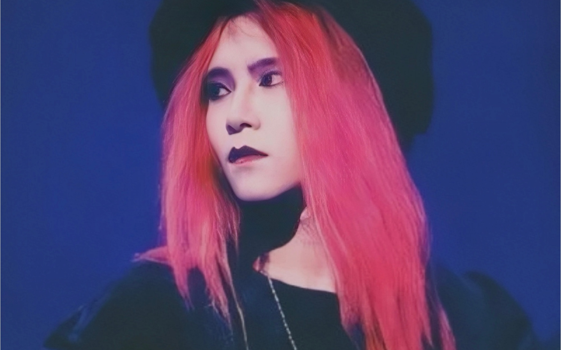 92年为toshi第一首单曲伴奏的hide长发及腰太美了太美了