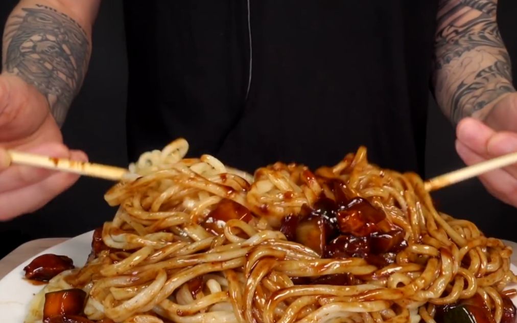 【asmr-zach choi】今天吃黑豆炸酱面!看着很有食欲!