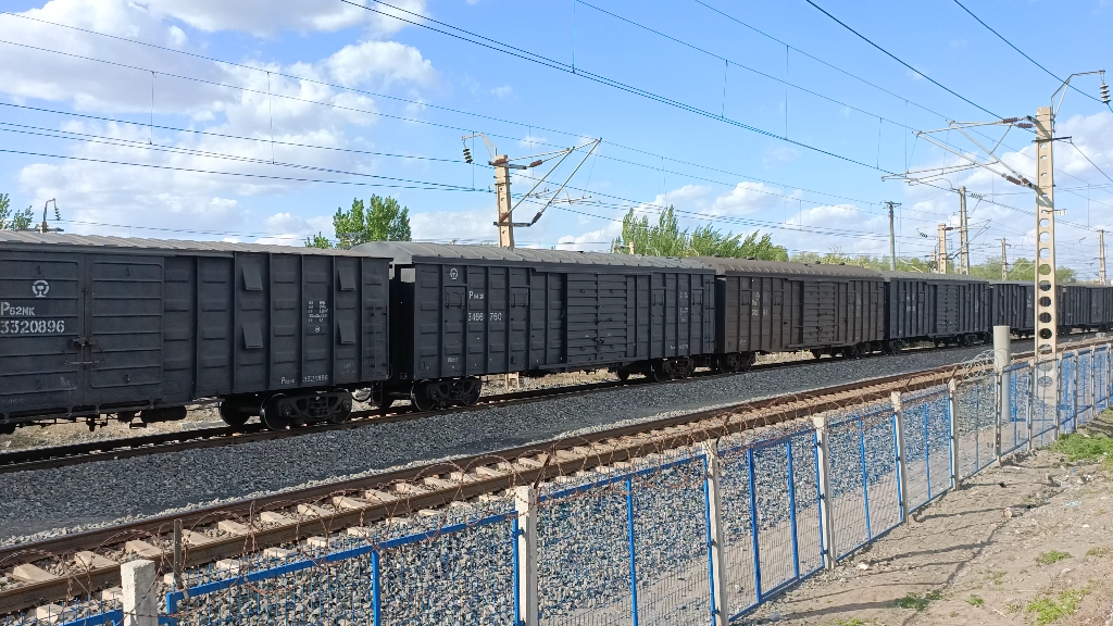 沈局锦段和谐3b0348牵引货列通过原于虎线5公里㎞铁路道口