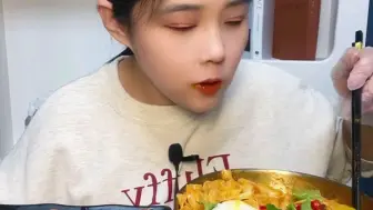 Tải video: 燕子爱美食，烤肠，猪脑花，椒麻拌面