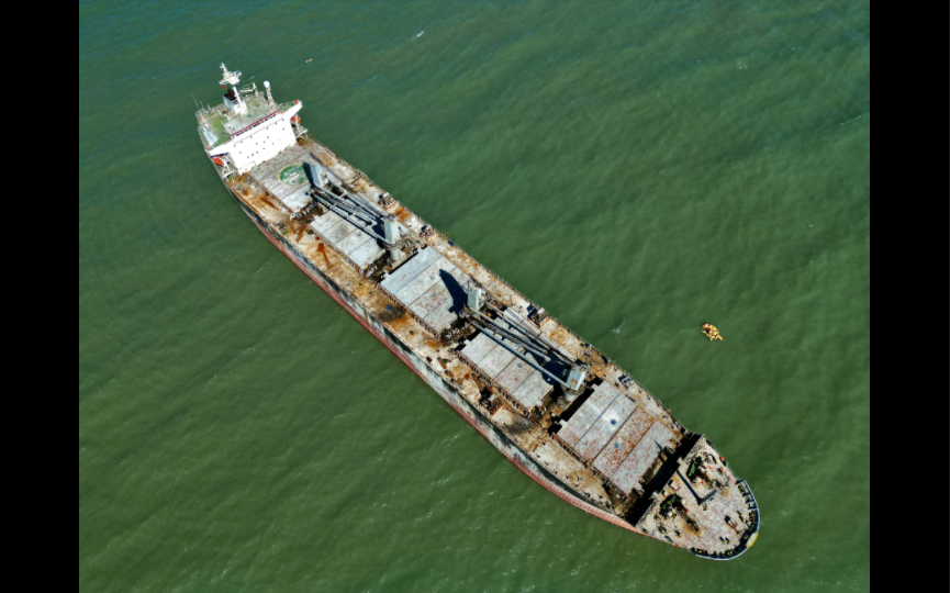 航拍搁浅货轮,海上孤独巨物!