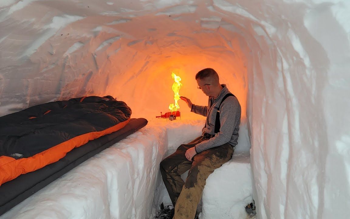 牛人真是抗冻,在暴风雪天气极限野营,挖凿3米深的雪洞来藏身哔哩哔哩bilibili