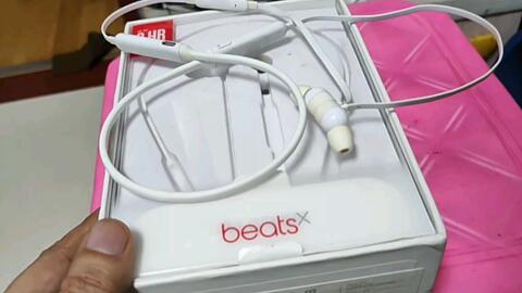 BeatsX耳机红白灯交替闪烁，白灯常亮！本以为是电池问题！拆开后反转了