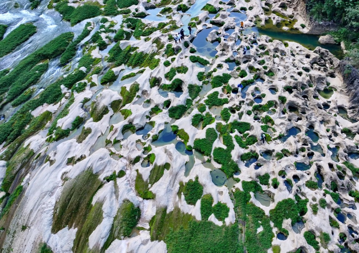 贵州安顺发现200万年前的冰臼群,只有在枯水期才能看到,压迫感极强的