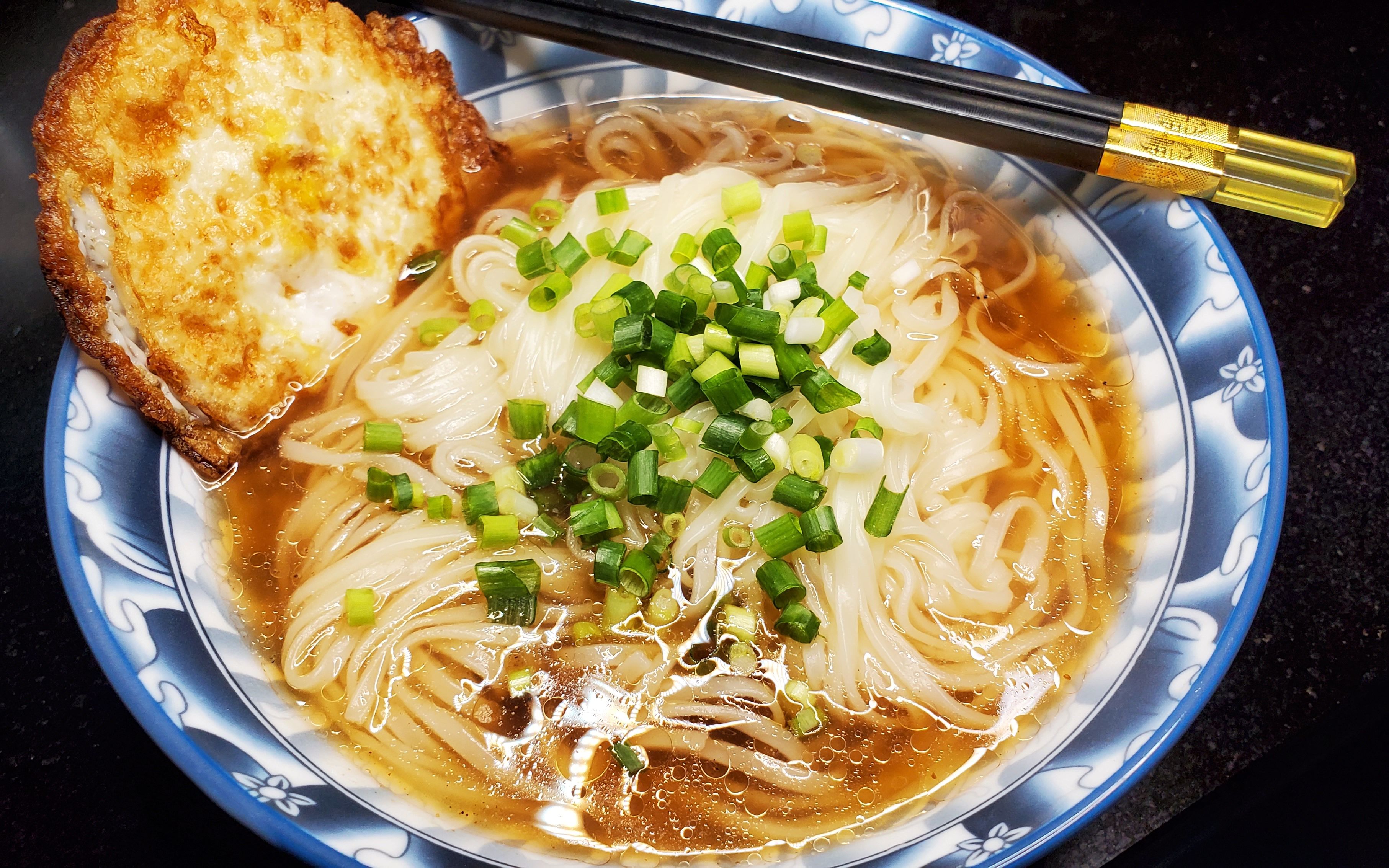 江南阳春面看似清淡精华全在汤底的调制不愧为江南第一面