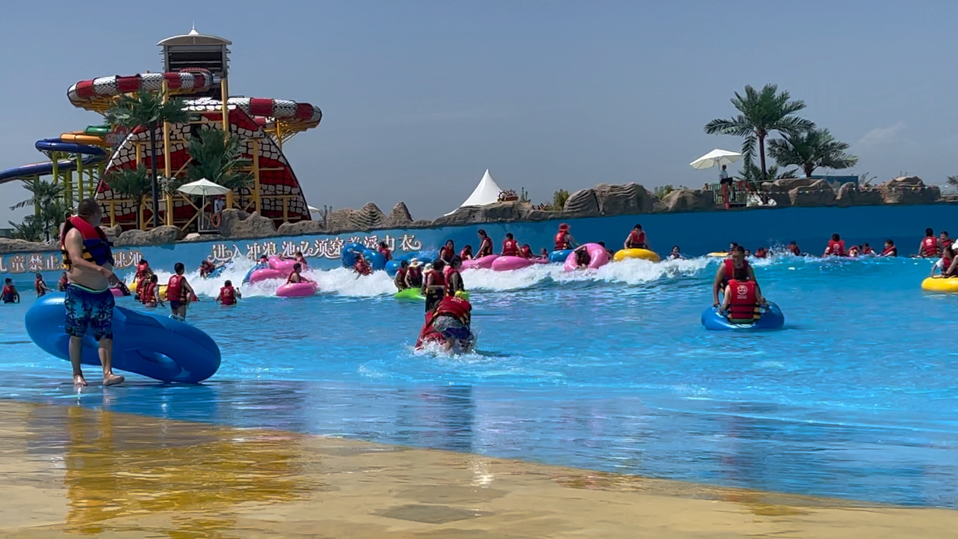 新疆库尔勒也有水上乐园呐,好玩不贵!