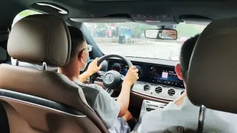 Скачать видео: 试驾奔驰E260L，一台舒适的行政级别轿车，很豪华，但是我却不怎么喜欢，进口标准轴距的将近50万售价，座椅前后调节却是手动的 这个实在难以理解