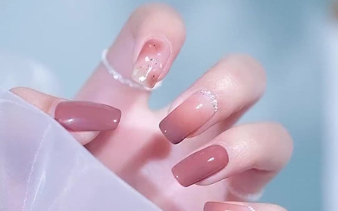 烟熏玫瑰烤奶温柔豆沙粉美甲渐变美甲#美甲#显白美甲#美甲款式#美甲