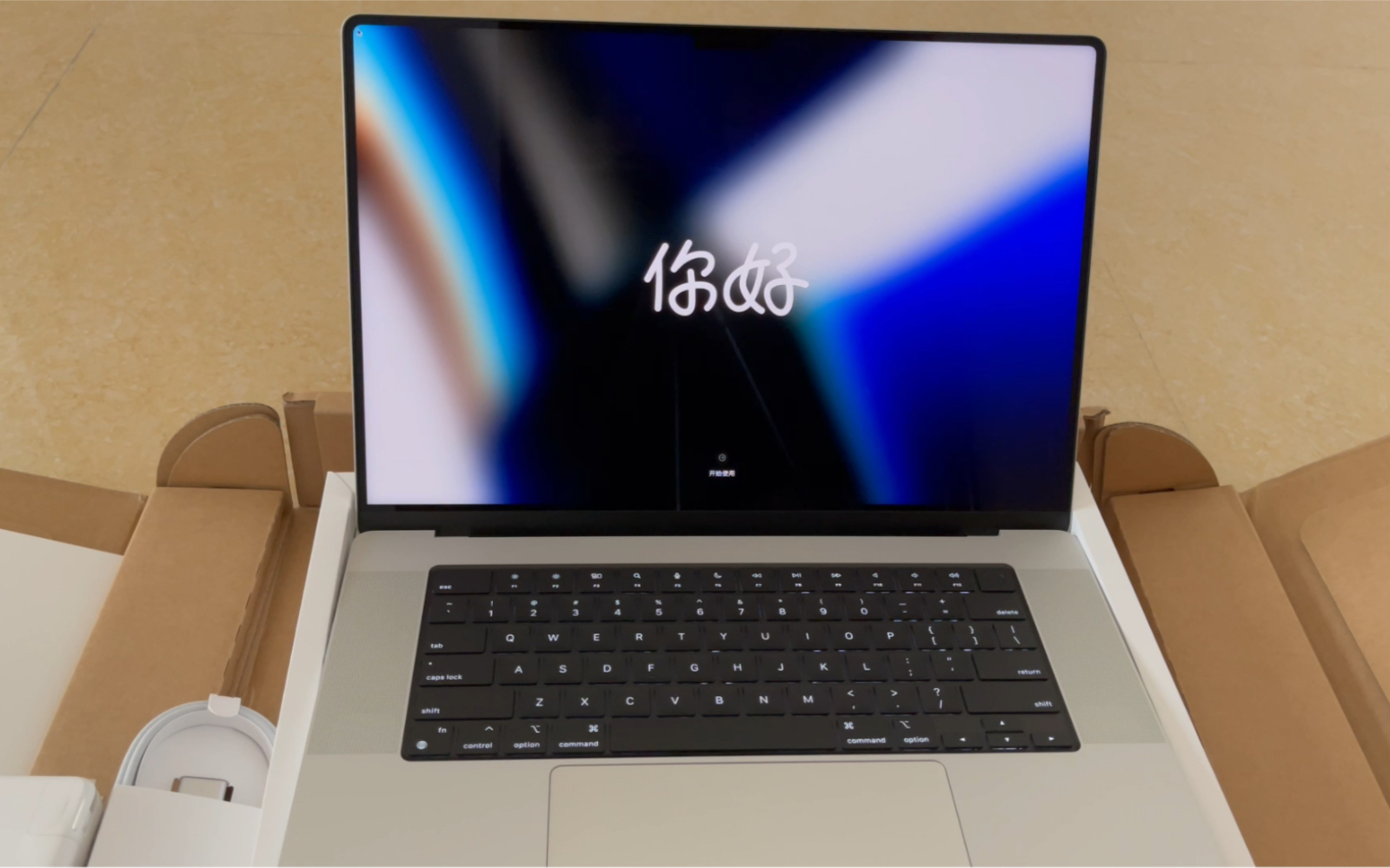 mac book pro 16寸银色版开箱,看了那么久的开箱视频终于轮到我开一次