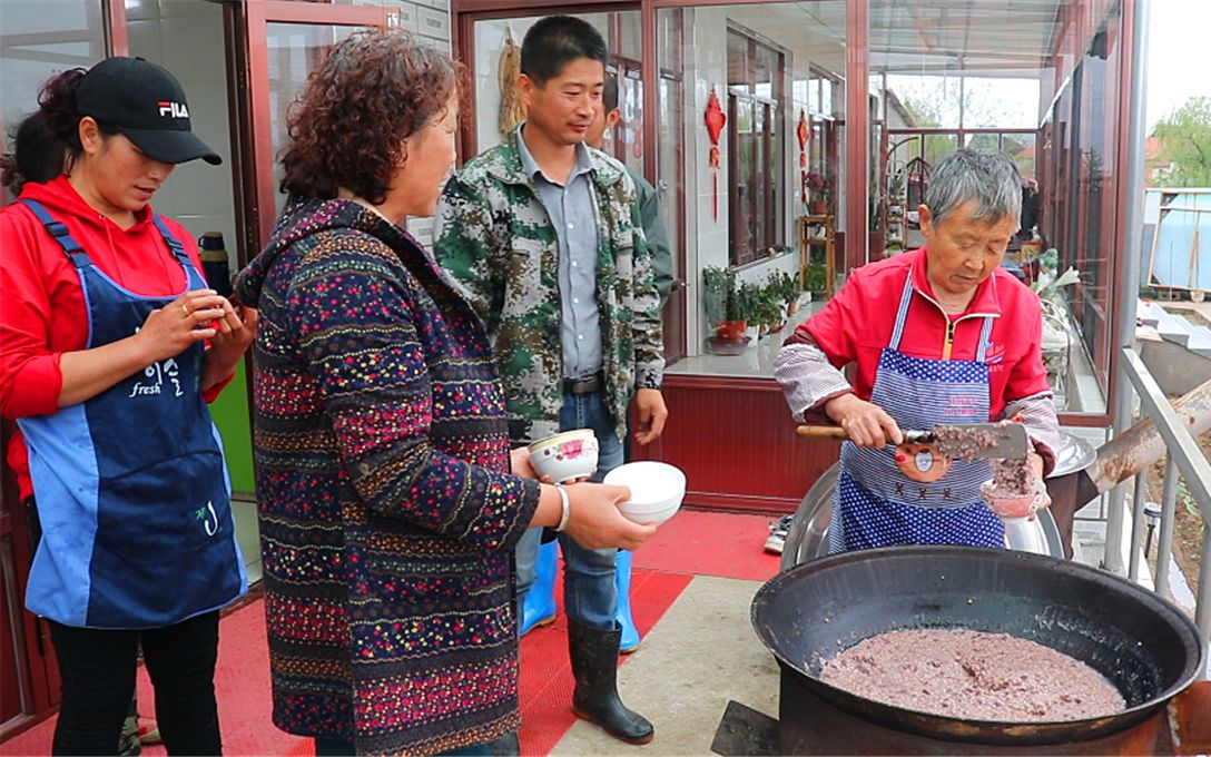 东北大妈院子里做高粱米饭,出锅又软又糯,亲戚们总算吃过瘾了哔哩哔哩bilibili