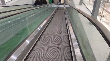 男子乘扶梯转身时扶手玻璃突然炸裂