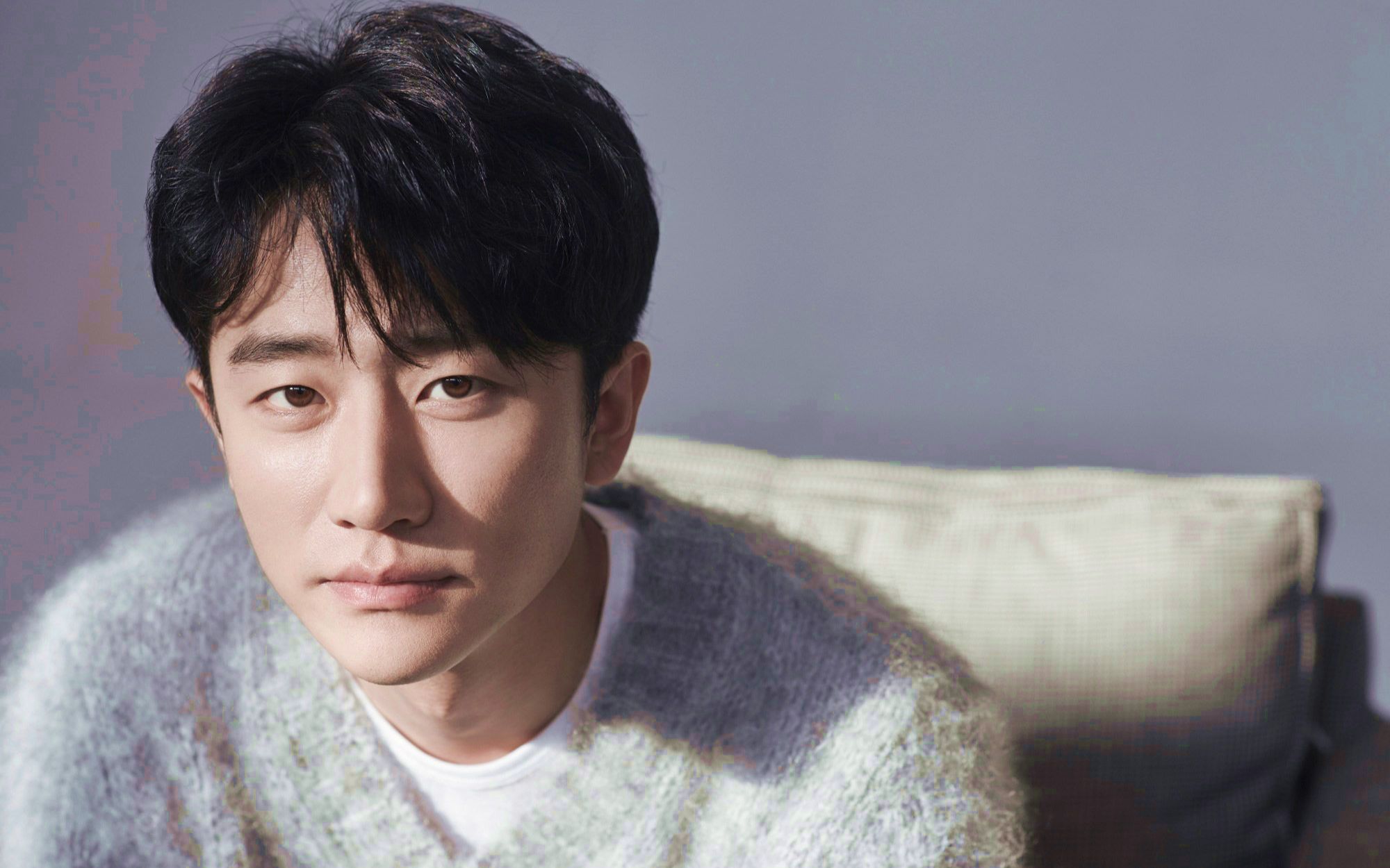 黄轩的特点是,他的「刚柔并济」适时地弥补了内地男演员在这个类型上