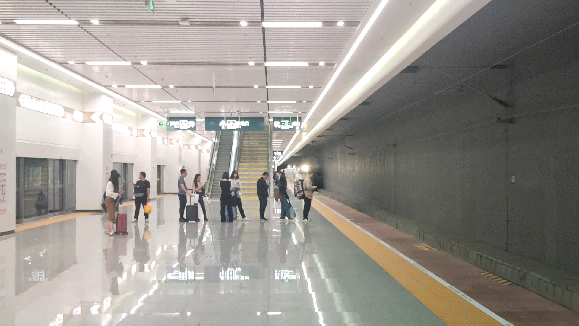 南宁吴圩机场站和谐号动车入站