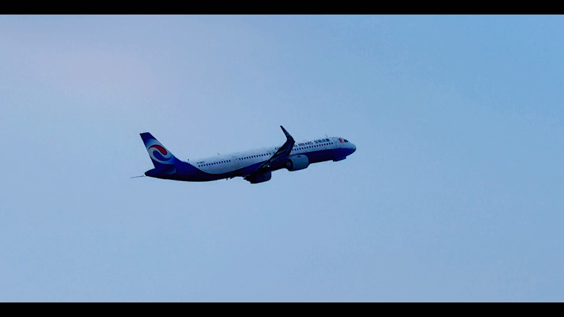 重庆航空a321背对夕阳起飞