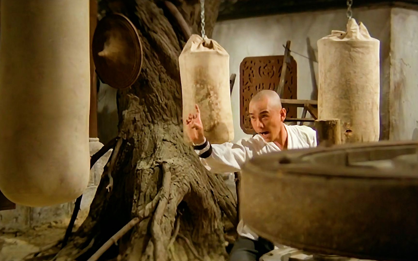 少林和尚骨骼惊奇,三天学会劈空掌,秒杀峨眉高手《少林英雄榜》