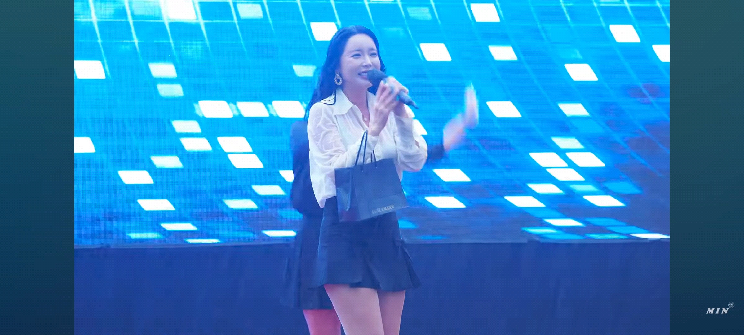 洪真英最新商演 下着雨 依然坚持演出 上衣都湿透了