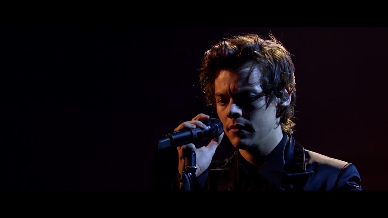 harry styles performs sign of the times live on the graham