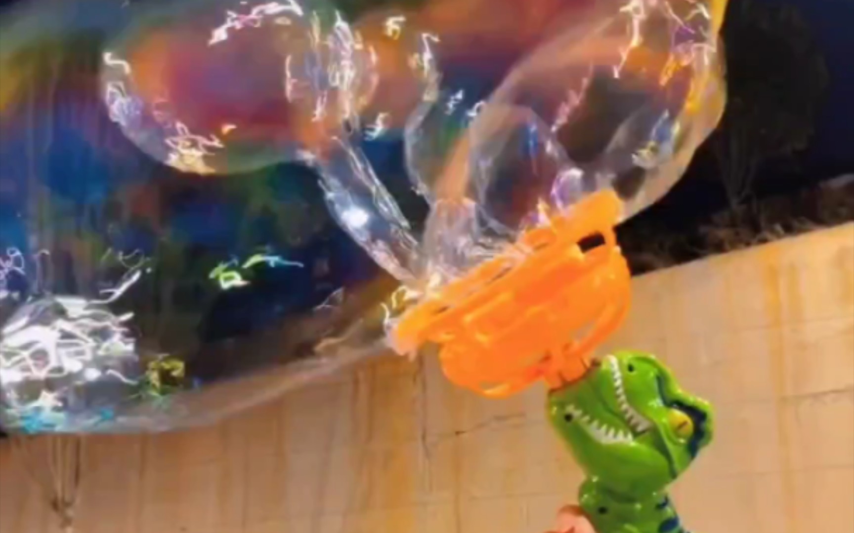 我们是最好朋友对吧#泡泡机 #一起吹泡泡 #又要到玩泡泡机的季节啦