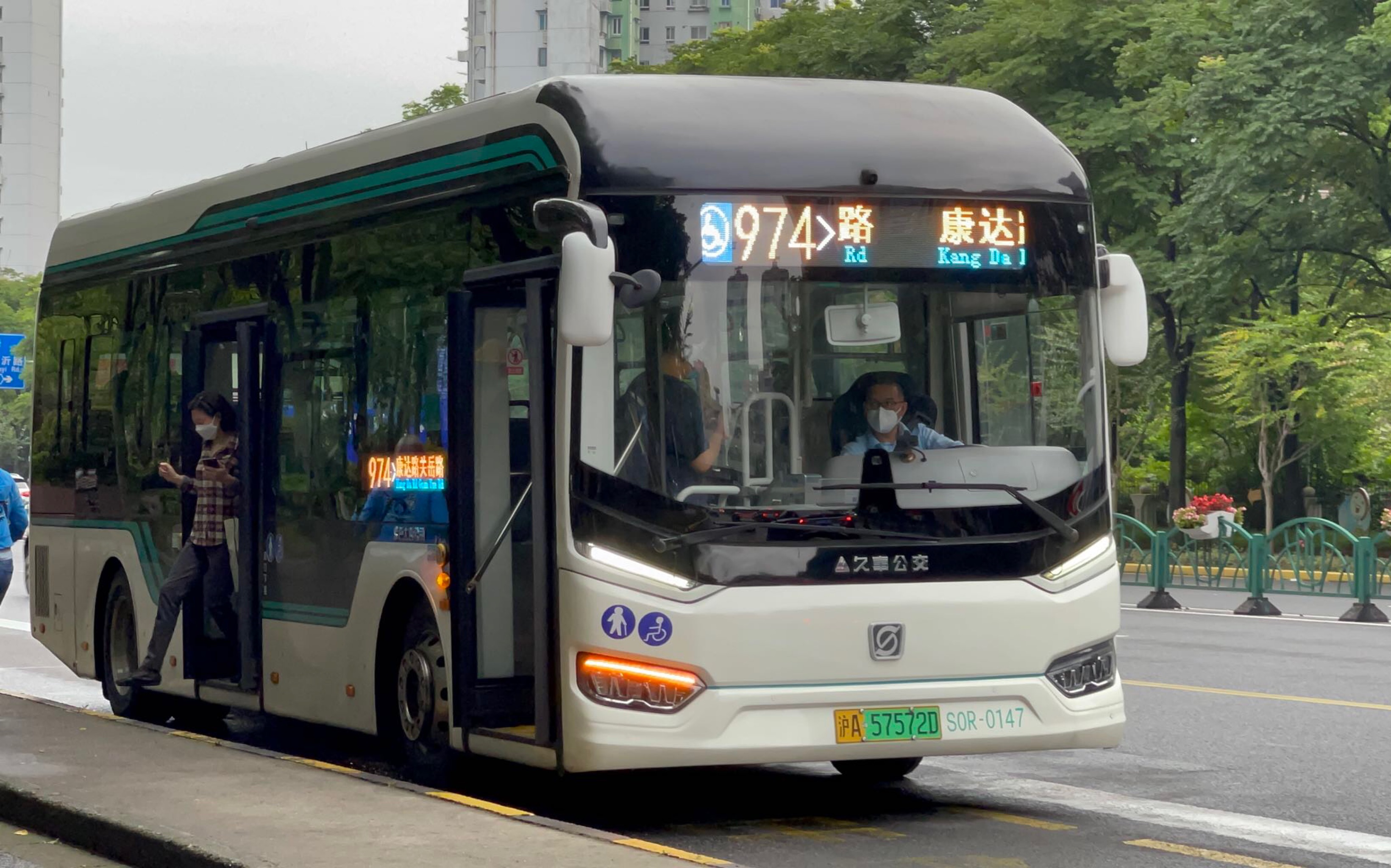 上海巴士四公司974路东方路东三里桥路站进站出站视频