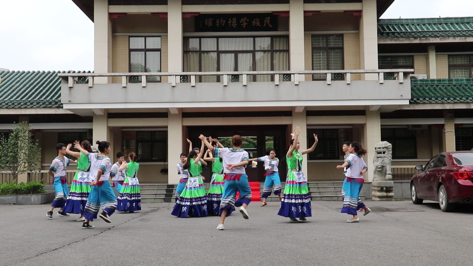 中南民大民族研究会彝族彝山色舞蹈表演哔哩哔哩bilibili