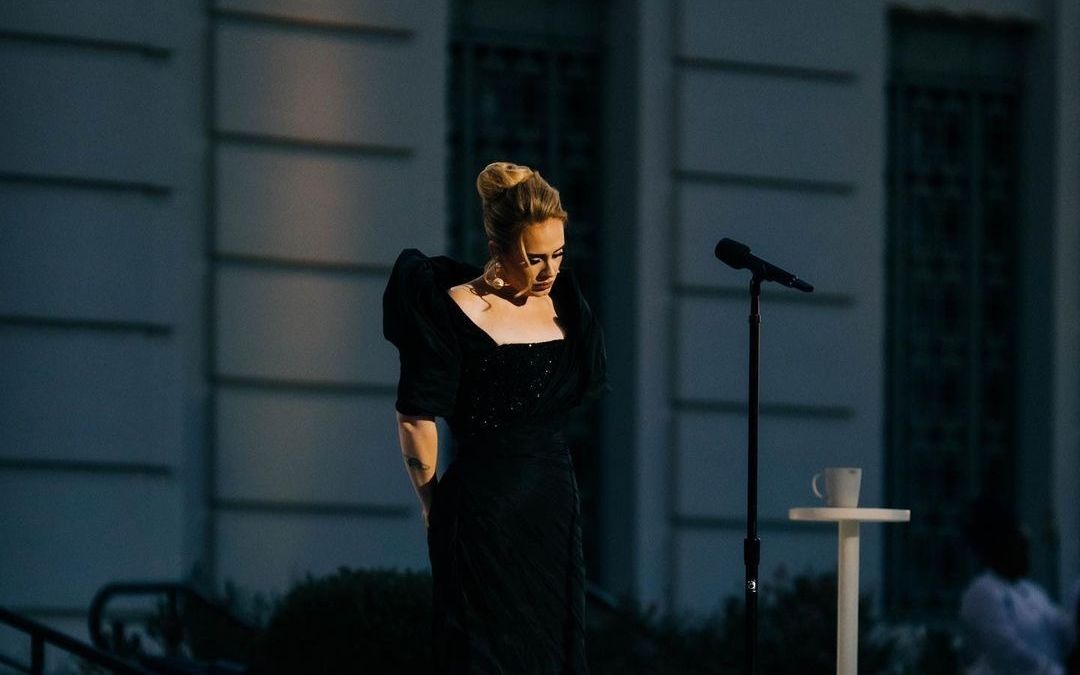 再听一遍adele《hello》(阿黛尔特别演唱会one night only)