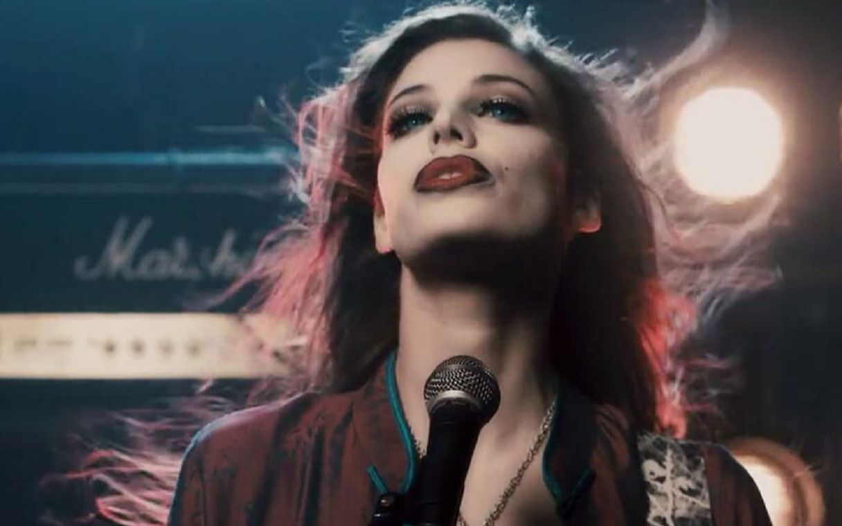 影视:美女变身吸血鬼,迅速火爆歌坛,每天都有粉丝自愿送命